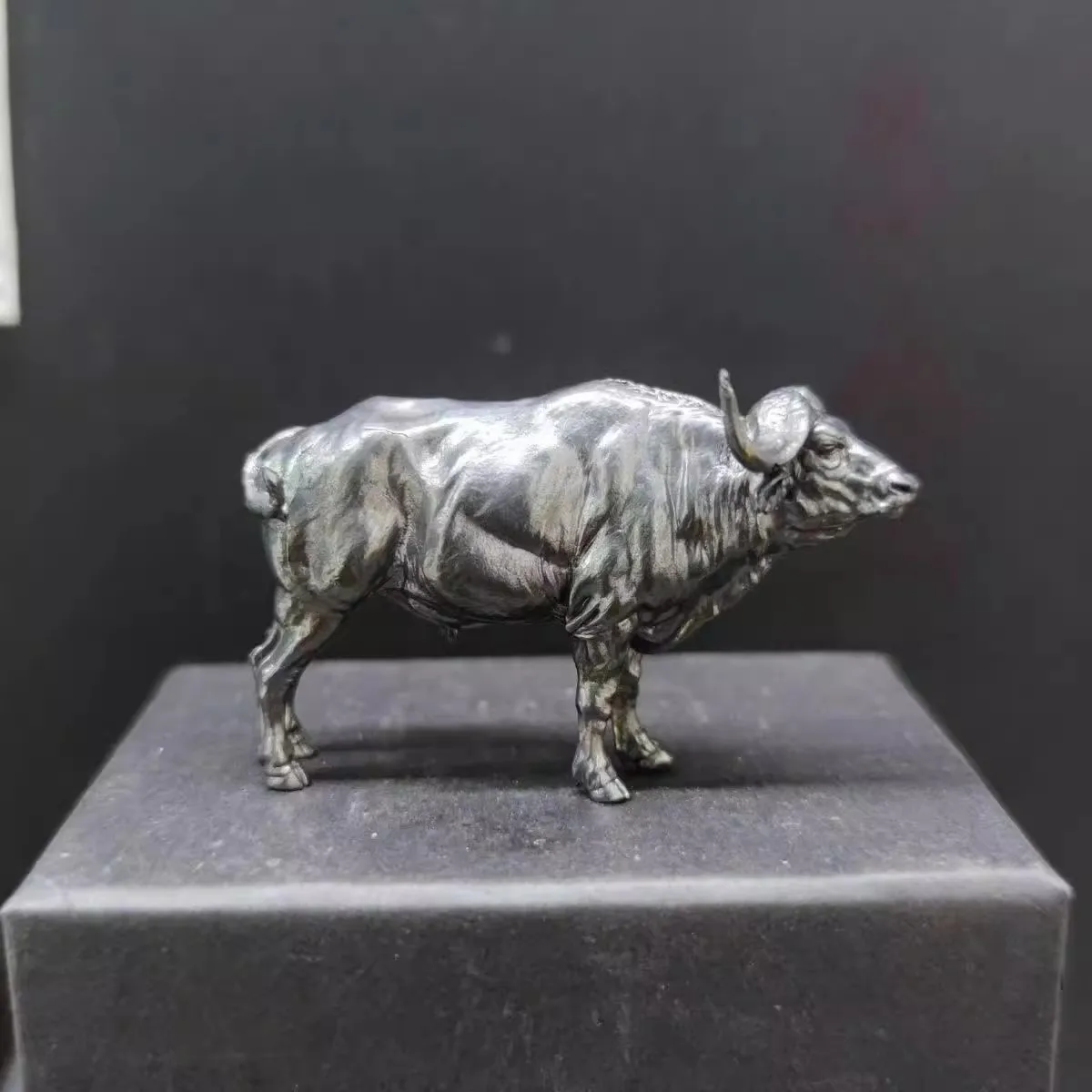 Vintage Collectible Furniture - Sculpture de buffle africain en laiton,
